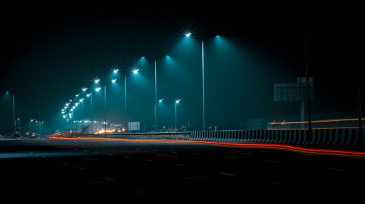 Прожекторы с высокой степенью пыле и влагозащиты освещают дорогу зимой